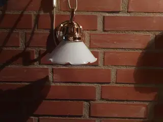 Skøn lille væglampe - messing med hvid skærm