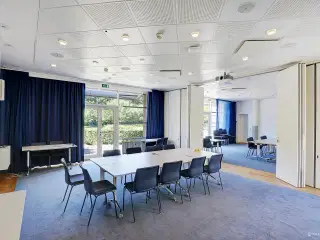 Velbeliggende kontor og showroom/værksted i stor ejendom
