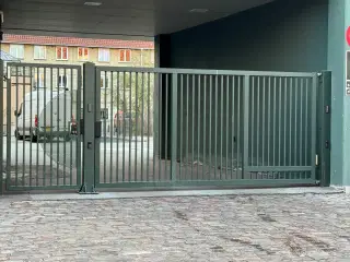Parkering i aflåst parkeringskælder med elektriske porte