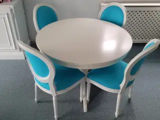 Nyombetrukne hvide spisebordstole fra ILVA