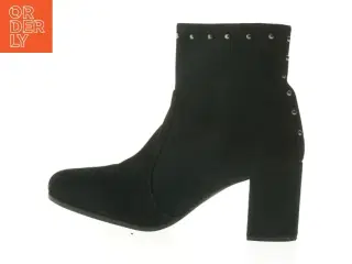 Sort støvle med nitter fra Unisa (str. 39 )