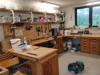 Værktøjsbord og hylder med indhold