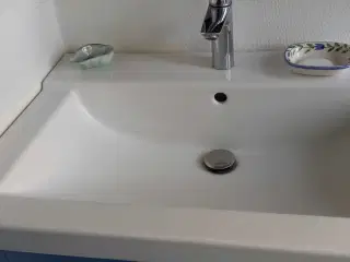 Håndvask med skab til badeværelse