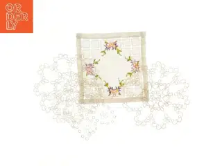 Broderet serviet (str. 14,5x14,5 cm)samt blonde klatter