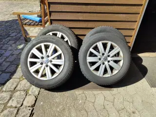 VW alufælge med vinterdæk.