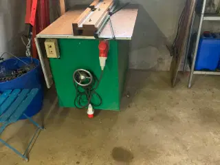 Bordfræser med Træbord og Justerbar Beskyttelse