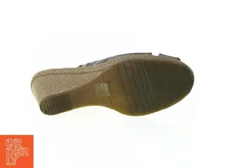 Sandal med kilehæl i imiteret slangeskind fra Billi Bi (str. 39)