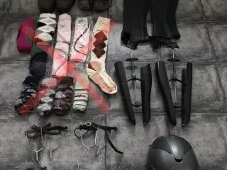 ridetøjs pakke med bla sko, hjelm,leggings, sporer