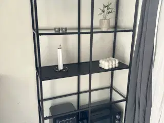 sort reol med glasplader