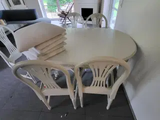 Spisebord og stole 