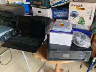4 printere, 1 scanner og 1 bærbar PC samt router