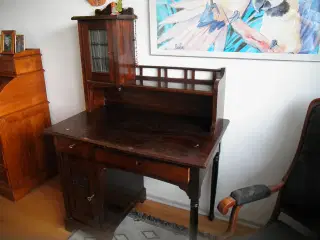 skrivebord med skab