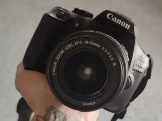 Canon EOS 1300D med objektiv