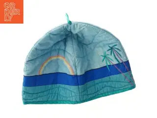 Tehætte, håndlavet med applikation og broderi (h 27 cm, omkr 68 cm)