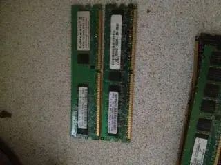 2x1GBSamsung DDR2 ram. 555mhz.