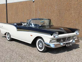 Ford Fairlane 500 Skyliner 1957