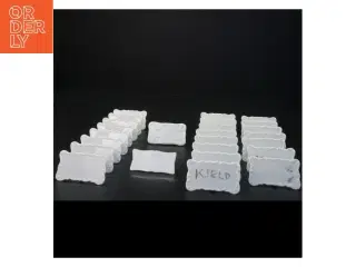 Bordkort i porcelæn med opbevaringskasse (str. 6,3 x 3,5 x 1,5 cm)
