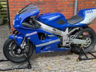 Kawasaki ZX7R 