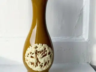 Vase, sennepsgul plast m plastrelief
