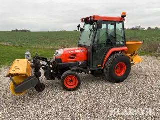 Traktor Kubota STV36 med kost, saltspreder og sneplov