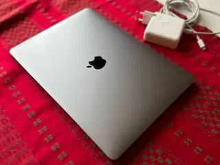 MacBook pro 2022 m2 