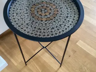 Bakkebord med mønter.