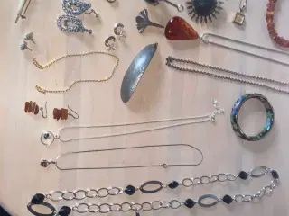 Diverse smykker og ure