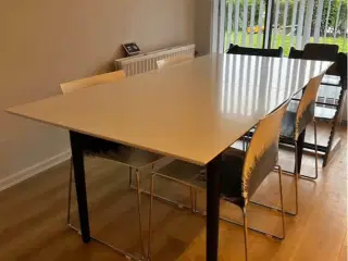 Spisebord med tillægspladder 