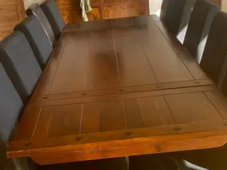 Spisebord med stole 