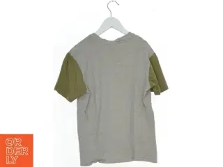 T-shirt med lomme fra Pomp de Lux (str. 164)