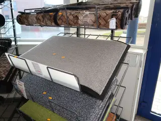 Hylde med dørmåtter