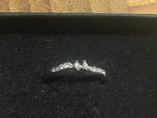 Sølv ring med diamant design