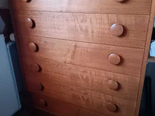 Teaktræskommode 6 sk.