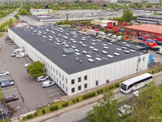 Højloftet lager med lille kontor og god tilgængelighed