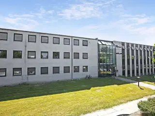 Stort showroom med tilhørende nyt kontor, velbeliggende på Dynamovej i Søborg.