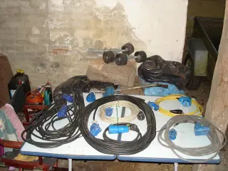 El kabler og stikdåser til bla. Campingvogn