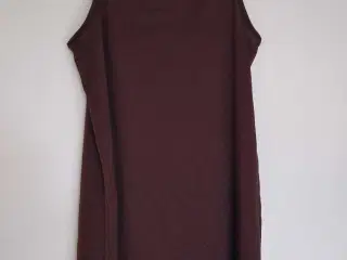 Mørkerød kjole med stropper 