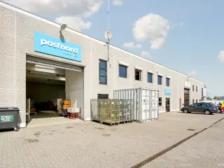 Super regulær lager/produktion med flotte kontorer