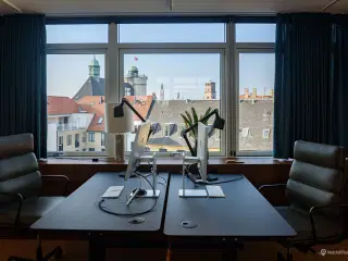 Alt er inkluderet i dette førsteklasses kontorfællesskab med lukkede kontorer. hvor omgivelserne er af højeste kvalitet.