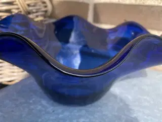 Meget smuk glasvase i den flotteste blå farve