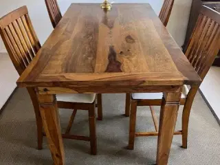 Flot velholdt spisebord
