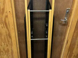 strygebræt i træ med jern stativ