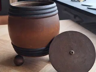 Gammel  træ lågkrukke