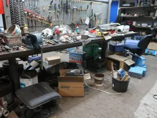 Arbejdsbord med skruestik, værktøjstavle med div. Værktøj m.m.