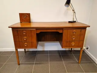 Stilrent fritstående skrivebord af teak finer.