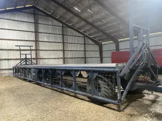 Dina 13 meter halmvogn med hydraulisk ræk, oliebremser og luftbremser.
