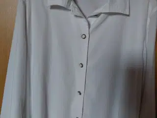 Pæn skjortebluse Hvid, slids I siden 