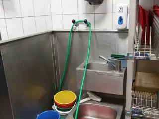 2 stk. håndvaske med armatur m.m.