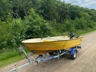 Jolle med trailer og motor