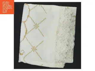 Hvid broderet dug med blondedetaljer (str. 70 x 67 cm)